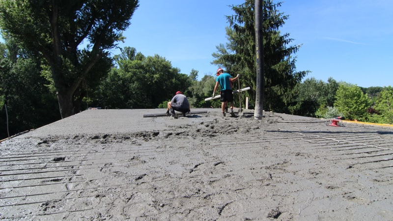 betonáž stropu stavby domu